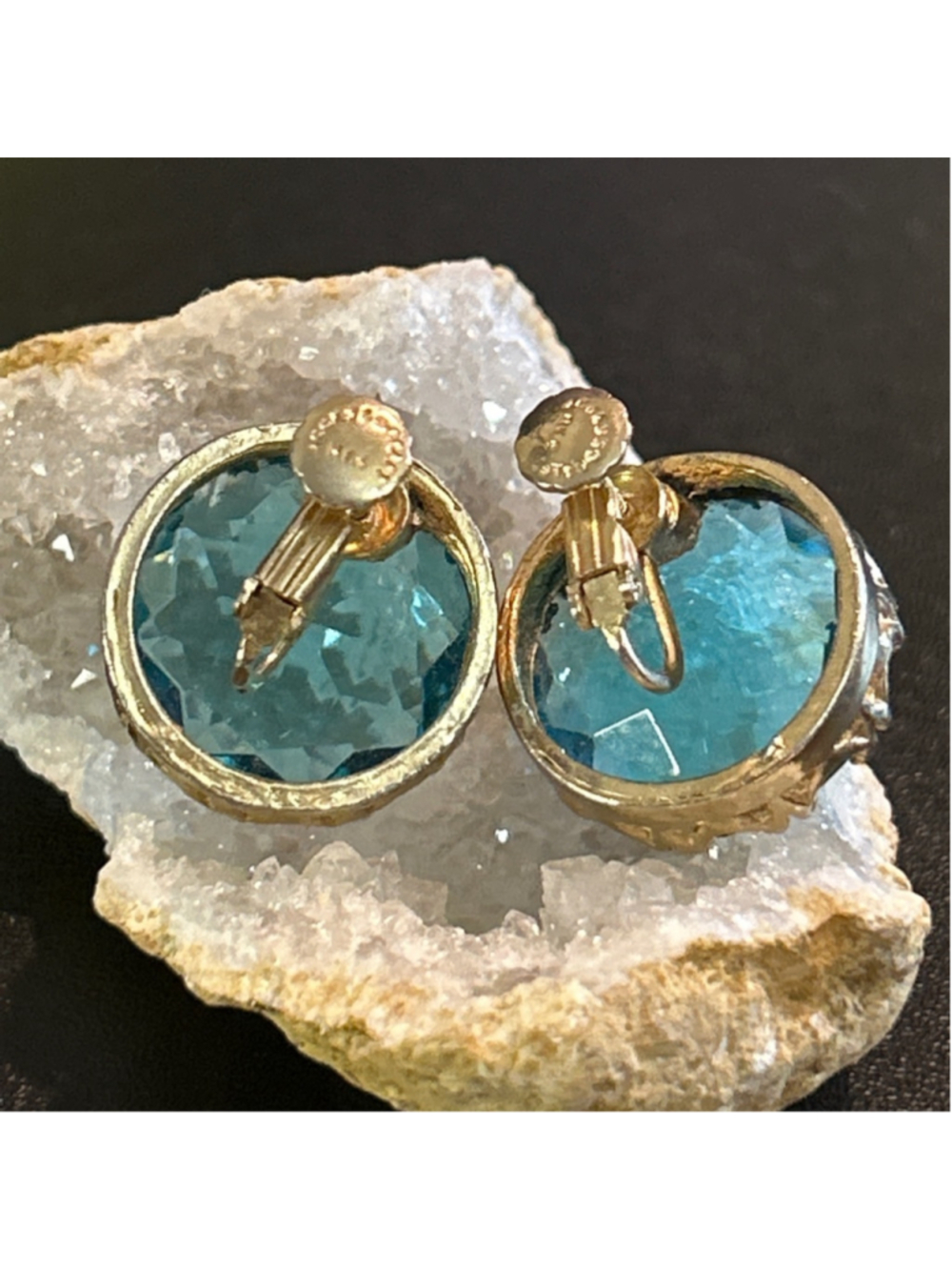 Women's Accessocraft signed 1950’s Blue Faceted glass Screw Back Earrings - Picture 2 of 4